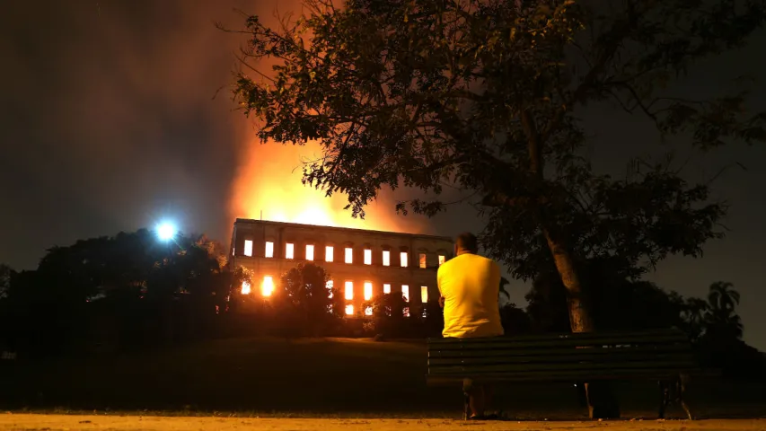 У Рыа-дэ-Жанейра згарэў Нацыянальны музей Бразіліі (фота, відэа)