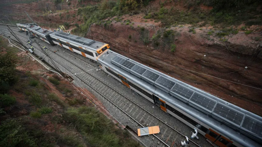 У Каталоніі апоўзень стаў прычынай сыходу з рэек пасажырскага цягніка