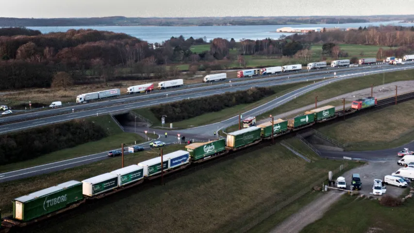 У Даніі брызент стаў прычынай катастрофы пасажырскага цягніка (фота, відэа)