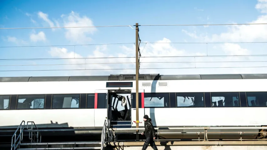 У Даніі брызент стаў прычынай катастрофы пасажырскага цягніка (фота, відэа)