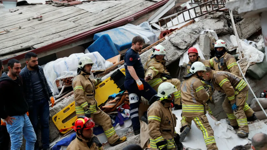 У Стамбуле абрынуўся васьміпавярховы дом, ідзе разбор завалаў