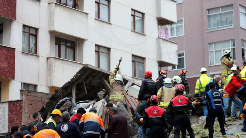 У Стамбуле абрынуўся васьміпавярховы дом, ідзе разбор завалаў