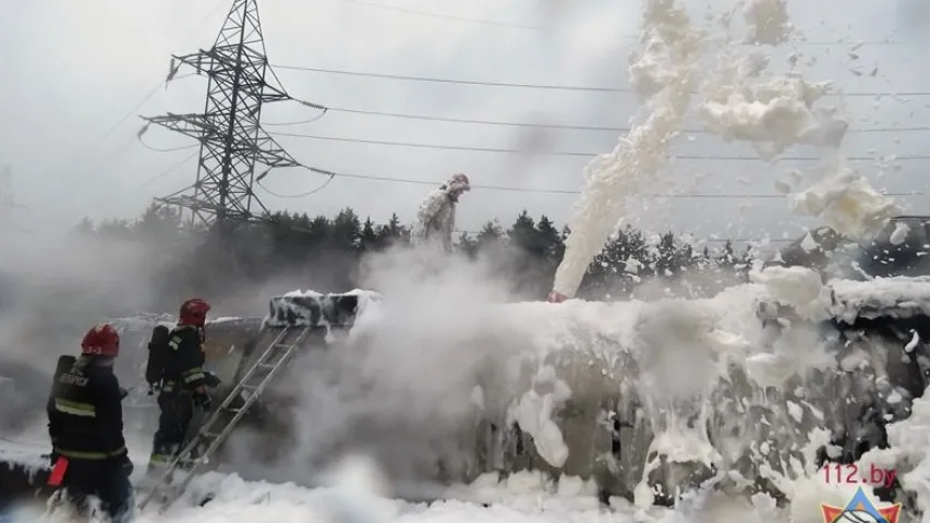 У Мінску на Жылуновіча гарэў бітум на плошчы 150 квадратных метраў (відэа)