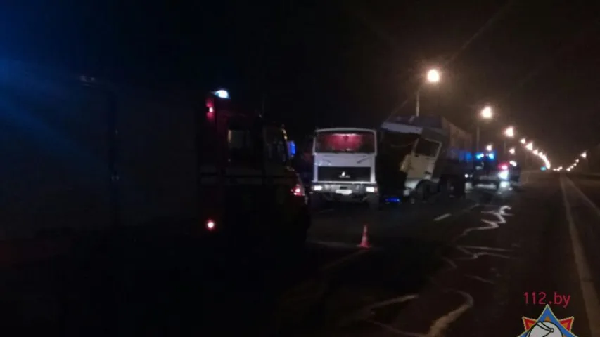 Здымкі з месца аўтааварыі, дзе фура пратараніла машыну дарожных рабочых
