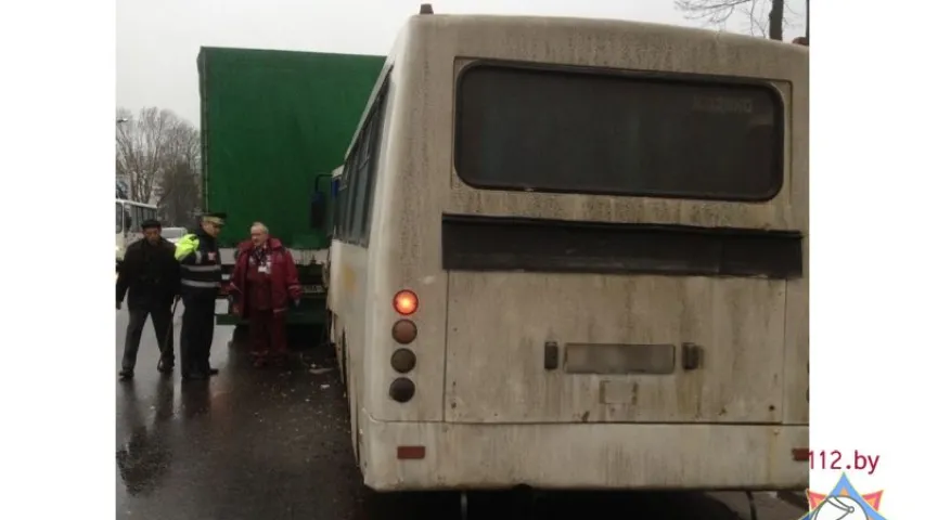 Адбылося сутыкненне рэйсавага аўтобуса "Жодзіна — Мінск" і грузавіка (фота)
