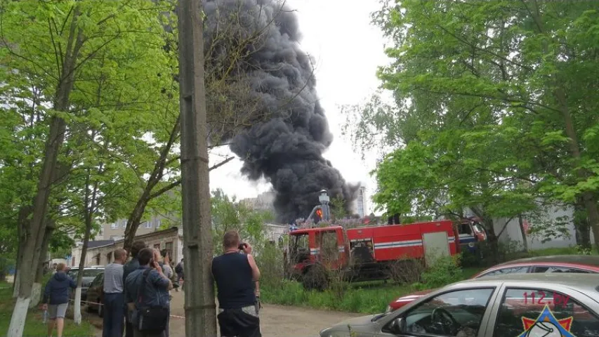 Фота і відэа з пажару на складзе пластмасы ў Мінску