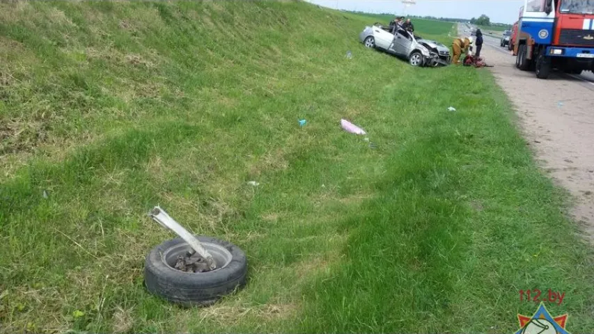 У Пухавіцкім раёне перакуліўся Opel Vectra, кіроўцу вызвалялі ратавальнікі. Фота