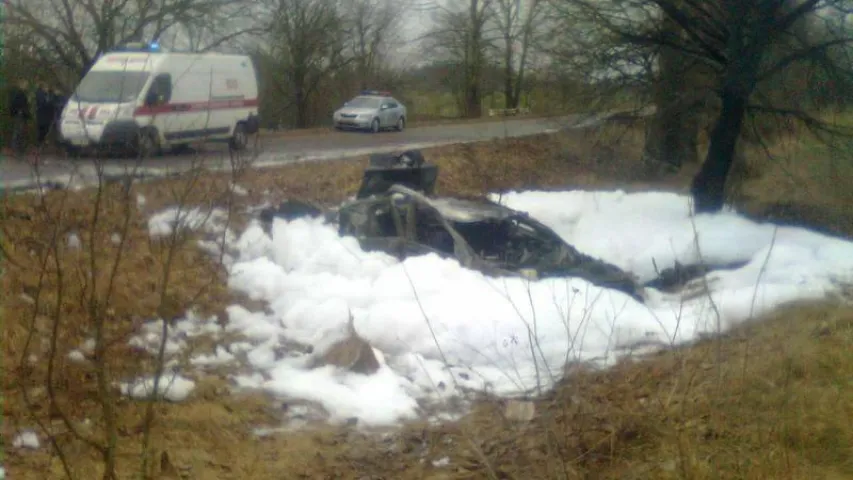 У Баранавіцкім раёне БМВ апынуўся ў кювеце, перакуліўся і загарэўся (фота)