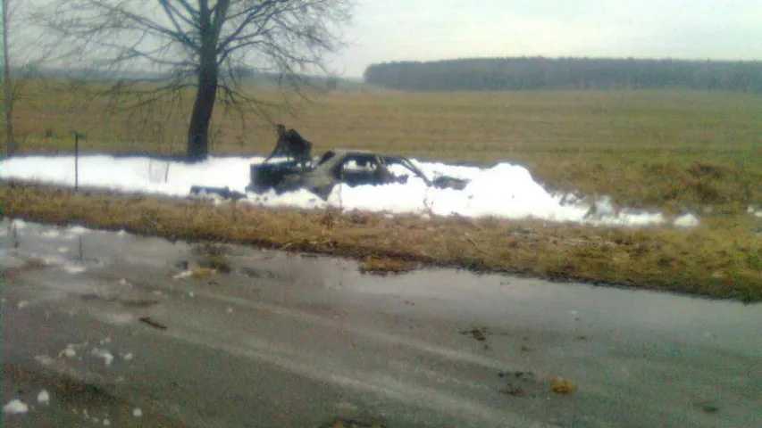 У Баранавіцкім раёне БМВ апынуўся ў кювеце, перакуліўся і загарэўся (фота)