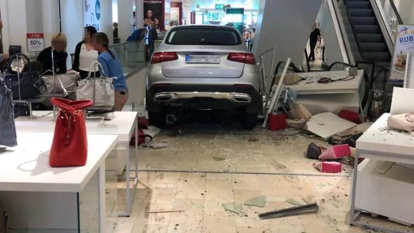 У Гамбургу пенсіянер на Mercedes заехаў у гандлёвы цэнтр (фота)