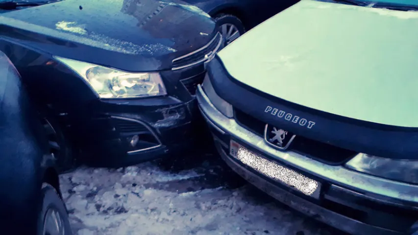 Мінчанка на Chevrolet Cruze ў двары дома пашкодзіла 4 аўтамабілі (фота)