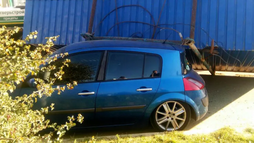 У Мінску на Renault з паўпрычэпа ўпала бытоўка (фота)