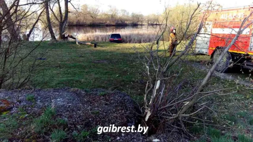 У Брэсце з моста ўпаў аўтамабіль Volkswagen Sharan (фота)