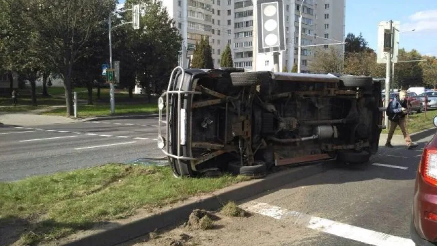 У Мінску перакуліўся мікрааўтобус, пацярпеў кіроўца (фота)