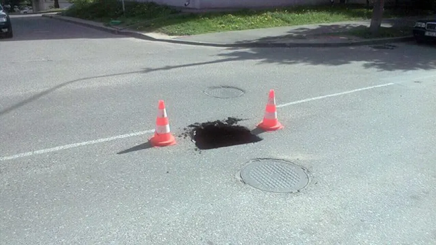 Фотафакт: грузавік пасля ДТЗ праламіў колам асфальт