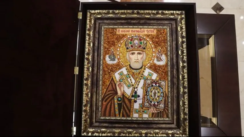 Студэнты з Гродна прывезлі Лукашэнку ікону Мікалая Цудатворца (фота)