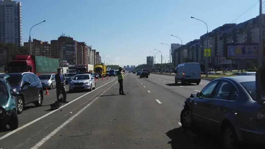 У ДТЗ у Мінску на праспекце Незалежнасці пацярпелі 4 чалавекі (фота)