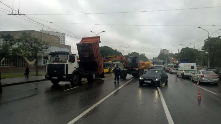 У Мінску экскаватар зачапіў каўшом электробус (фота)