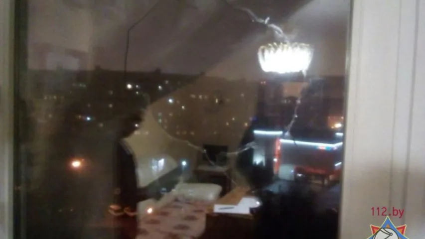 У вокны мінскіх кватэр двойчы заляталі петарды (фота)