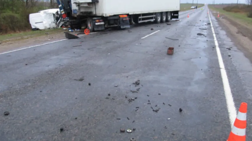 Каля Слаўгарада сутыкнуліся фура і мікрааўтобус, адзін з кіроўцаў загінуў