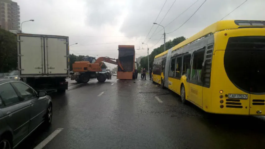 У Мінску экскаватар зачапіў каўшом электробус (фота)