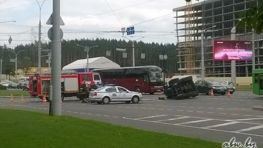У Мінску на праспекце Незалежнасці перакуліўся трактар (фота)