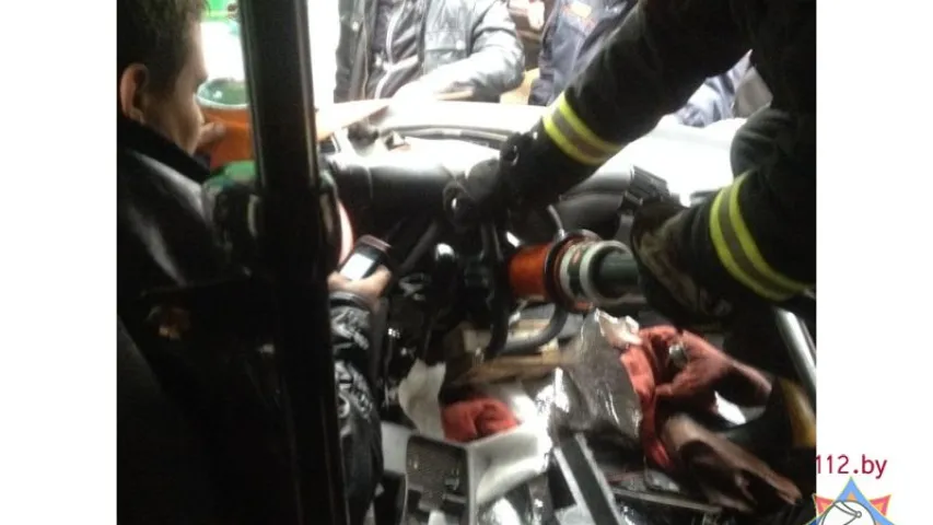 Адбылося сутыкненне рэйсавага аўтобуса "Жодзіна — Мінск" і грузавіка (фота)