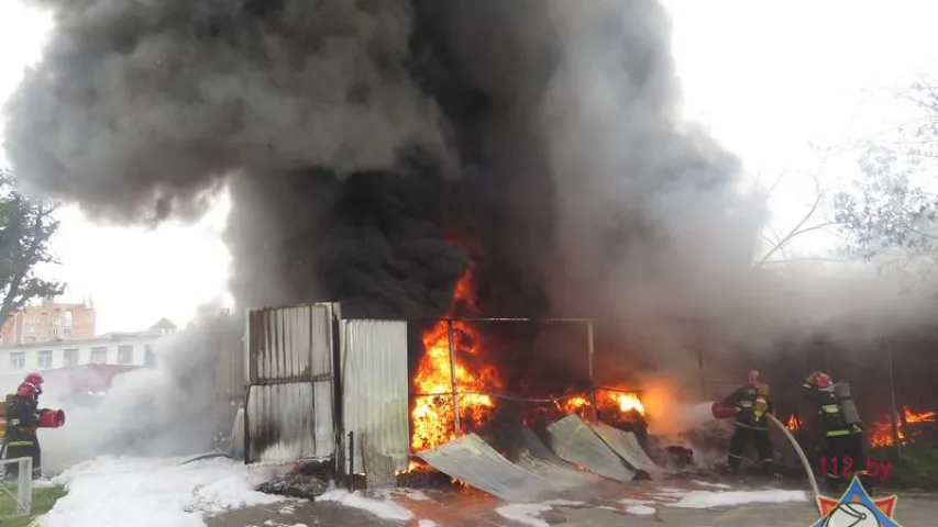 Фота і відэа з пажару на складзе пластмасы ў Мінску