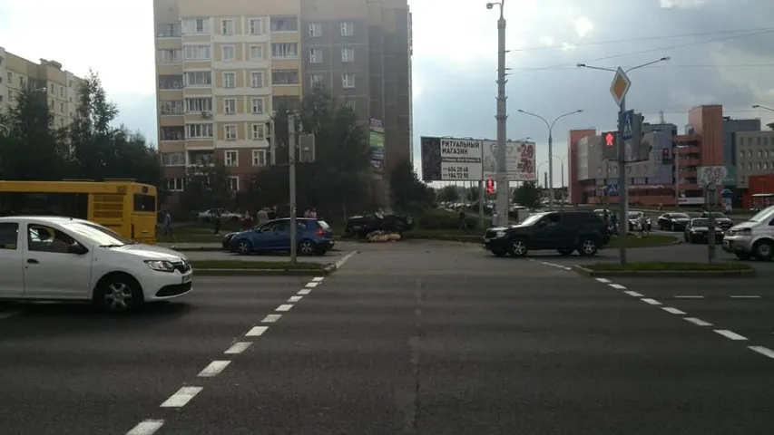 У Мінску Volvo апынуўся на тратуары і перакуліўся, людзей выратавалі кветнікі