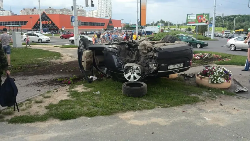 У Мінску Volvo апынуўся на тратуары і перакуліўся, людзей выратавалі кветнікі