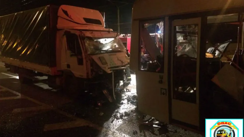 Уначы ў Мінску грузавік з літоўскімі нумарамі пратараніў тралейбус (фота)