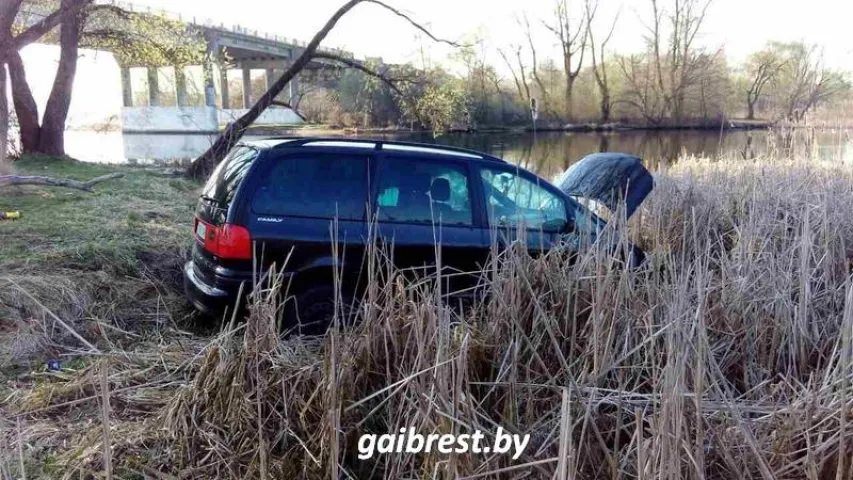 У Брэсце з моста ўпаў аўтамабіль Volkswagen Sharan (фота)