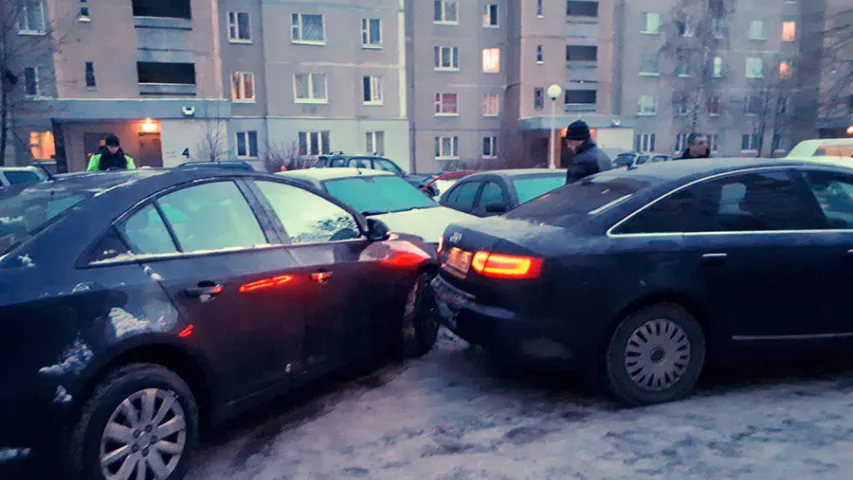 Мінчанка на Chevrolet Cruze ў двары дома пашкодзіла 4 аўтамабілі (фота)