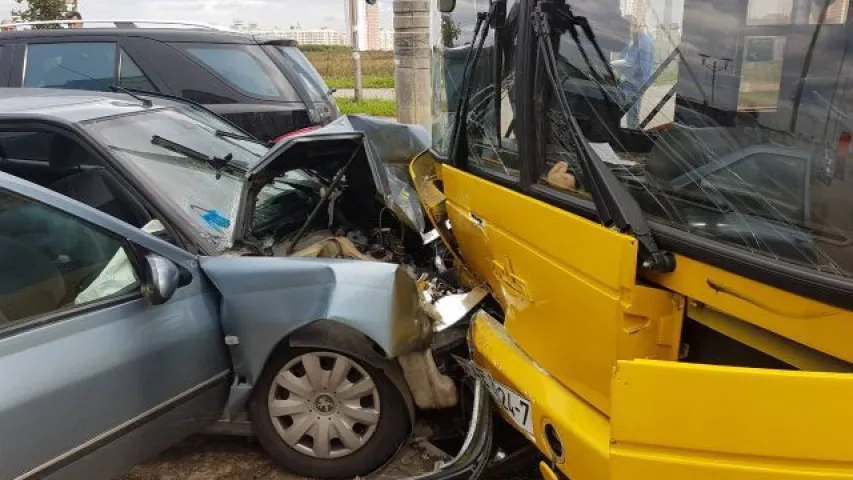 У Мінску кіроўца заснуў падчас руху, легкавік сутыкнуўся з аўтобусам (фота)