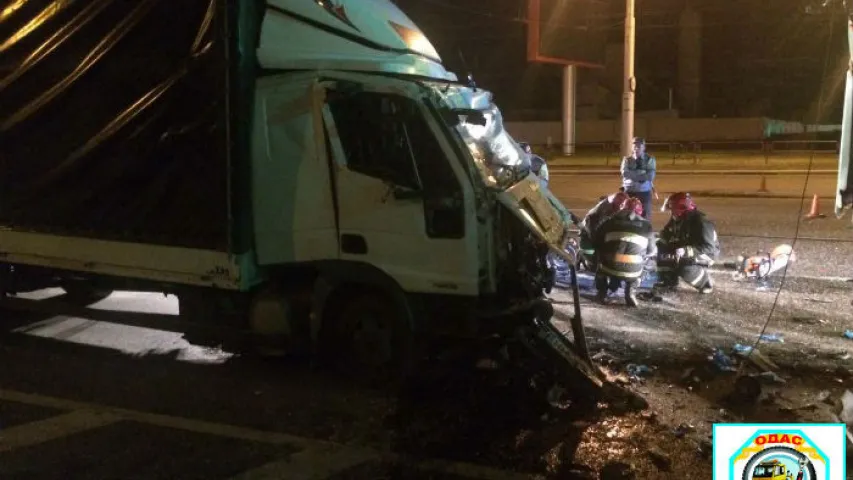 Уначы ў Мінску грузавік з літоўскімі нумарамі пратараніў тралейбус (фота)
