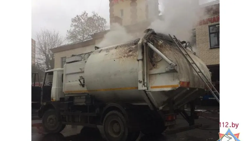 У Мінску ў пажарную частку прыехаў смеццявоз, які загарэўся (фота, відэа)
