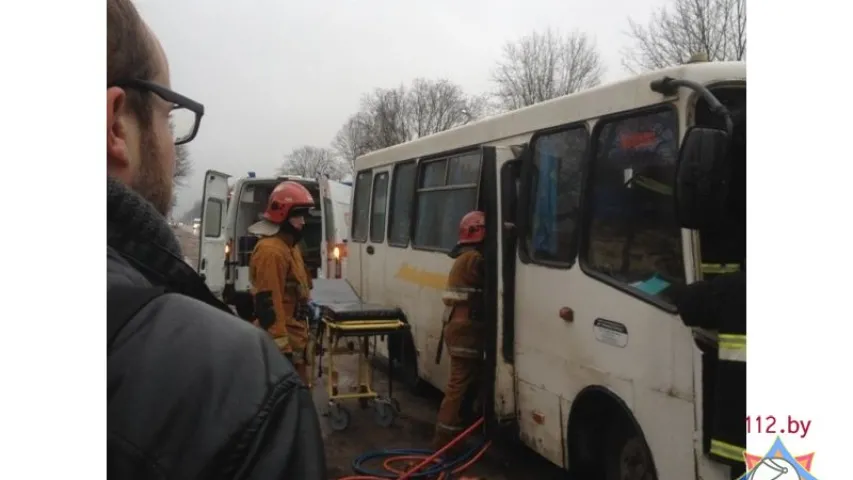 Адбылося сутыкненне рэйсавага аўтобуса "Жодзіна — Мінск" і грузавіка (фота)