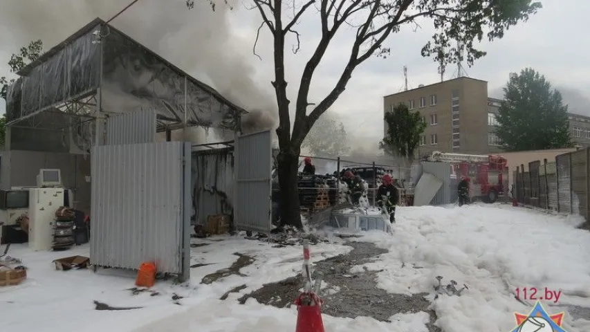Фота і відэа з пажару на складзе пластмасы ў Мінску