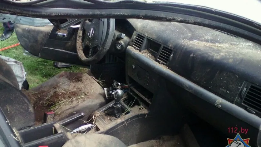 У Пухавіцкім раёне перакуліўся Opel Vectra, кіроўцу вызвалялі ратавальнікі. Фота