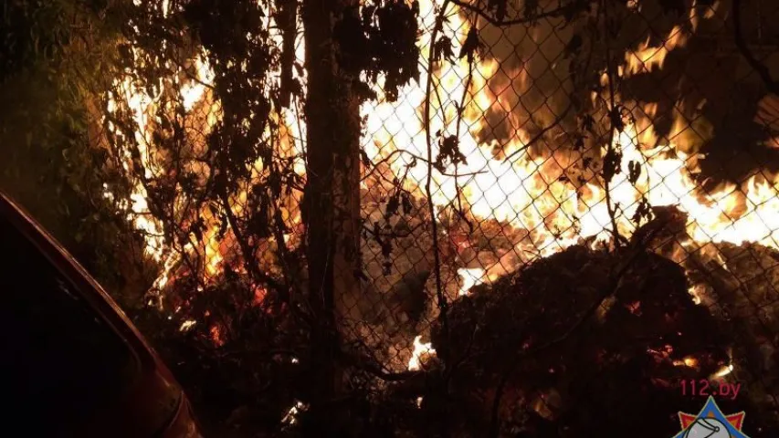 У Мінску ўначы падпалілі смецце, пашкоджаныя два аўтамабілі (фота)