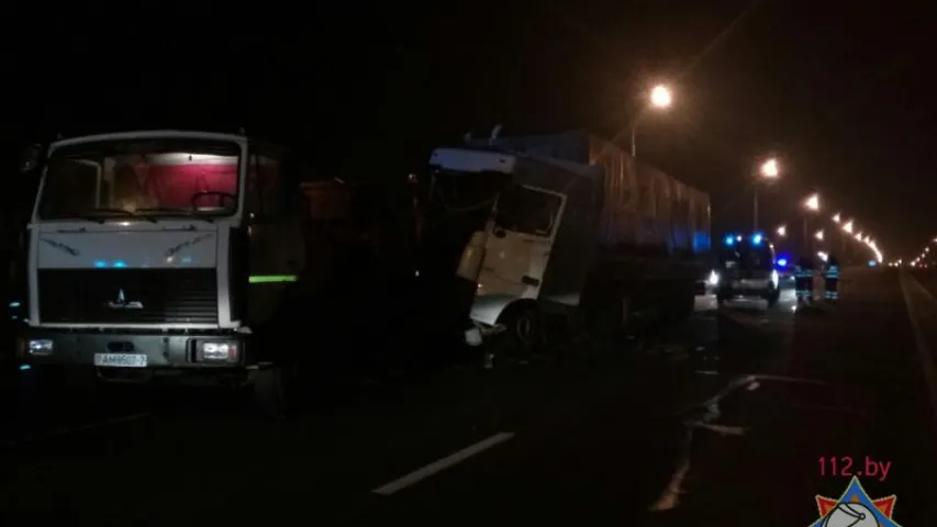 Здымкі з месца аўтааварыі, дзе фура пратараніла машыну дарожных рабочых