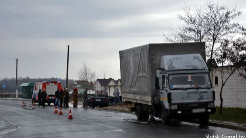 У Слуцку легкавік трапіў пад грузавік, загінуў адзін чалавек (абноўлена)