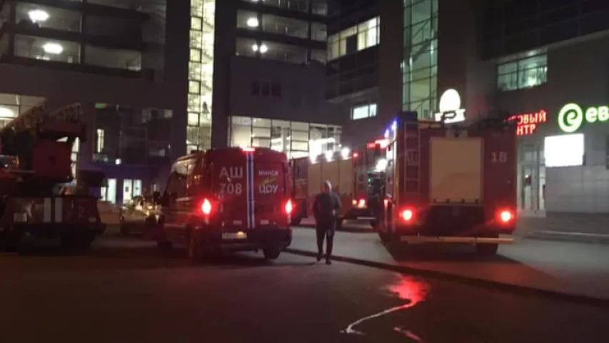 У Мінску да гандлёвага цэнтра выязджала шмат машын МНС, але пажару не было