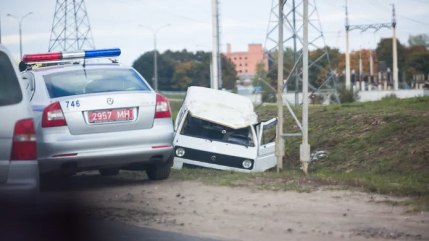 Грузавік выпіхнуў з МКАД мікрааўтобус, які перакуліўся (фота)