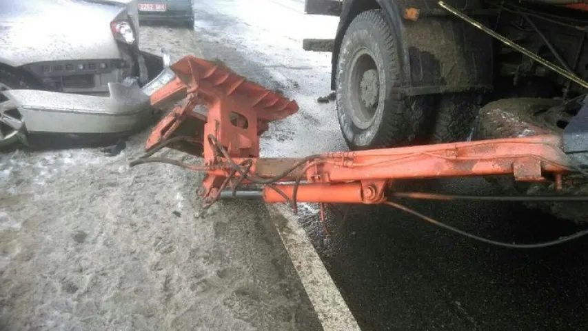 У Мінску з смеццявоза зваліўся маніпулятар, пашкоджаныя 5 машын (фота)