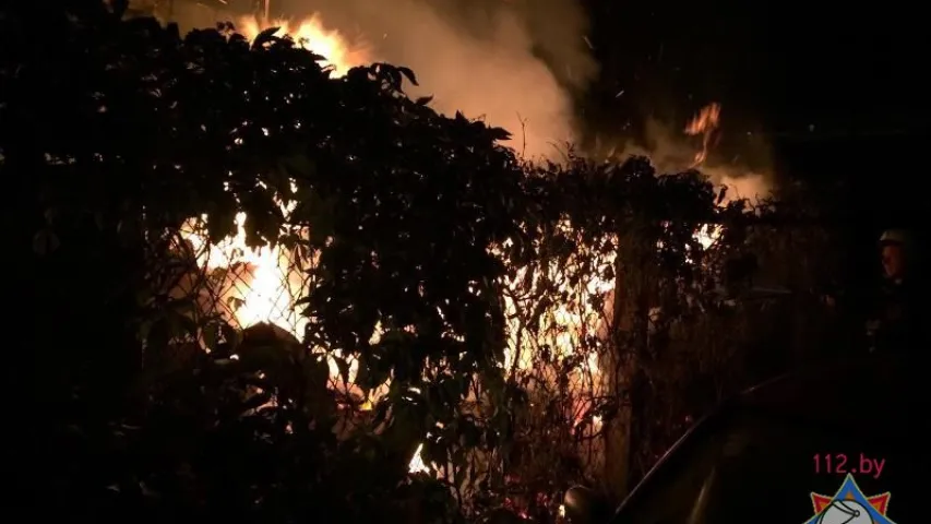 У Мінску ўначы падпалілі смецце, пашкоджаныя два аўтамабілі (фота)