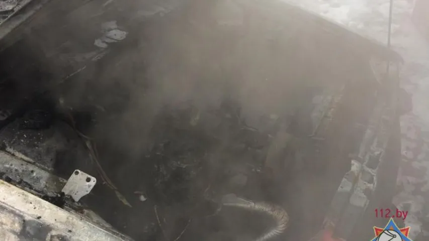 У Мінску ў гаражным кааператыве згарэў Volkswagen Passat (фота)