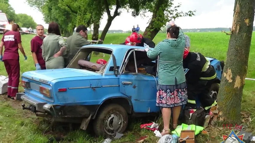 Пад Брэстам ВАЗ сутыкнуўся з дрэвам, жанчына-кіроўца была заблакавана ў салоне