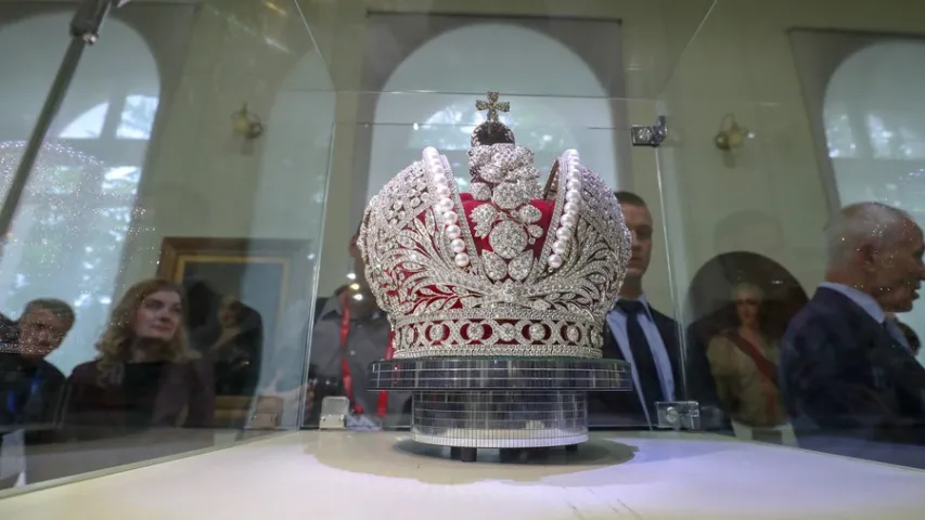 У Беларусь на бронеаўтамабілі прывезлі карону Расійскай імперыі (фота)