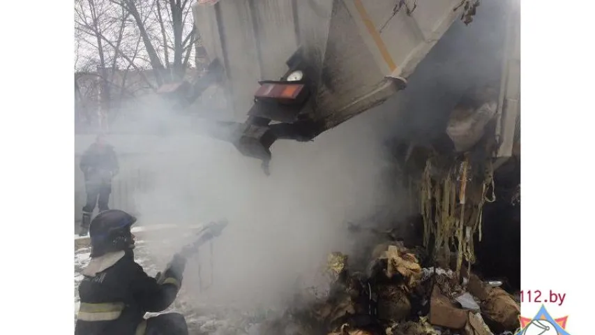 У Мінску ў пажарную частку прыехаў смеццявоз, які загарэўся (фота, відэа)